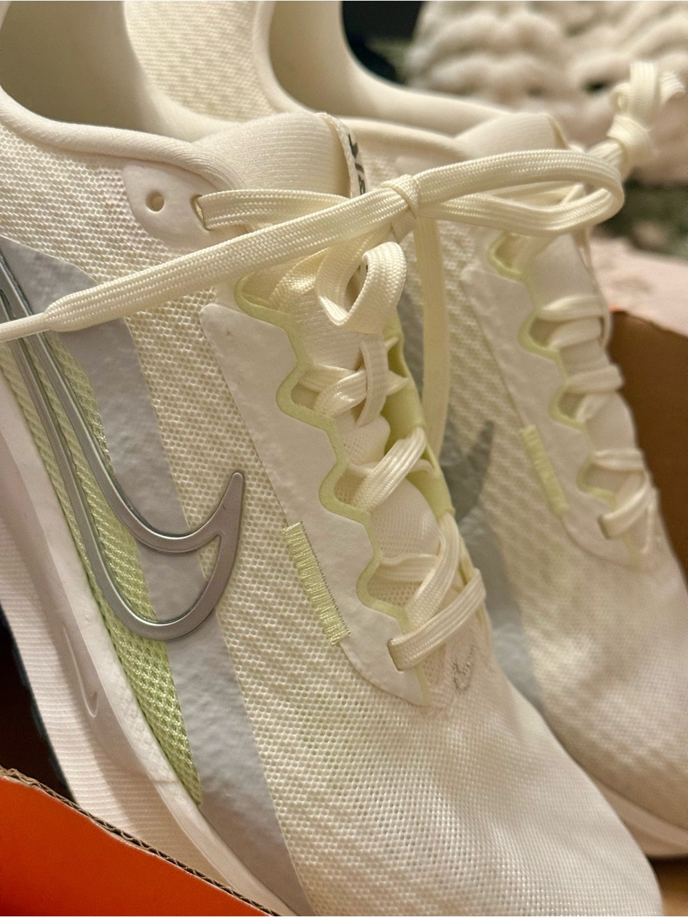Nike Downshifter 13 Women’s Size 10 Women’s Sail Metallic Silver Running Shoes